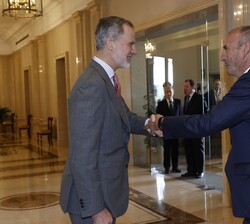 Su Majestad el Rey recibe el saludo del presidente de la Red para el Estudio de las Monarquías Contemporáneas, Juan José Laborda Martín